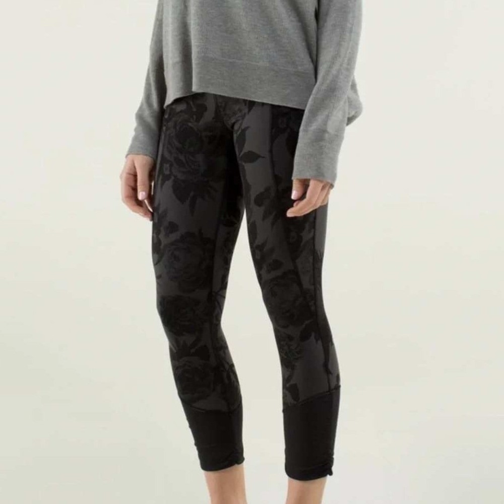 Lululemon women's cropped leggings size 6 gray rose print Practice Daily Crop